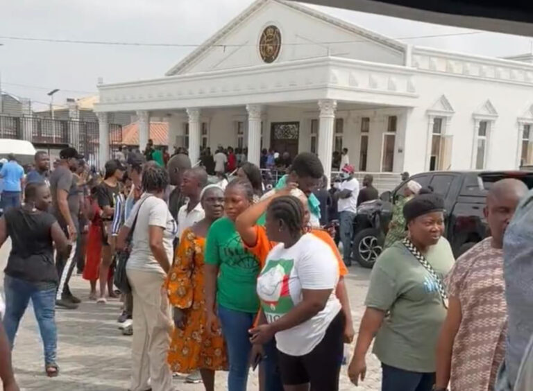 NigeriaDecides: Violence erupts outside Oba Elegushi palace of Lagos state, hoodlums cart ballot boxes away