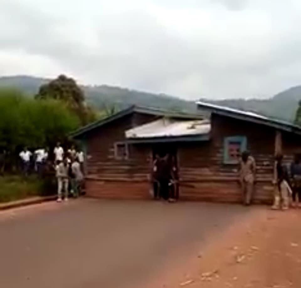[Short Story]: Man 'Uproots' House He Built for Inlaws, Carries it to His Village After Their Daughter Divorced Him