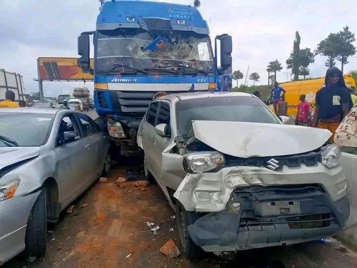 Tanker Crüshes Girl Hawking Eggs At Otedola Bridge, Lagos
