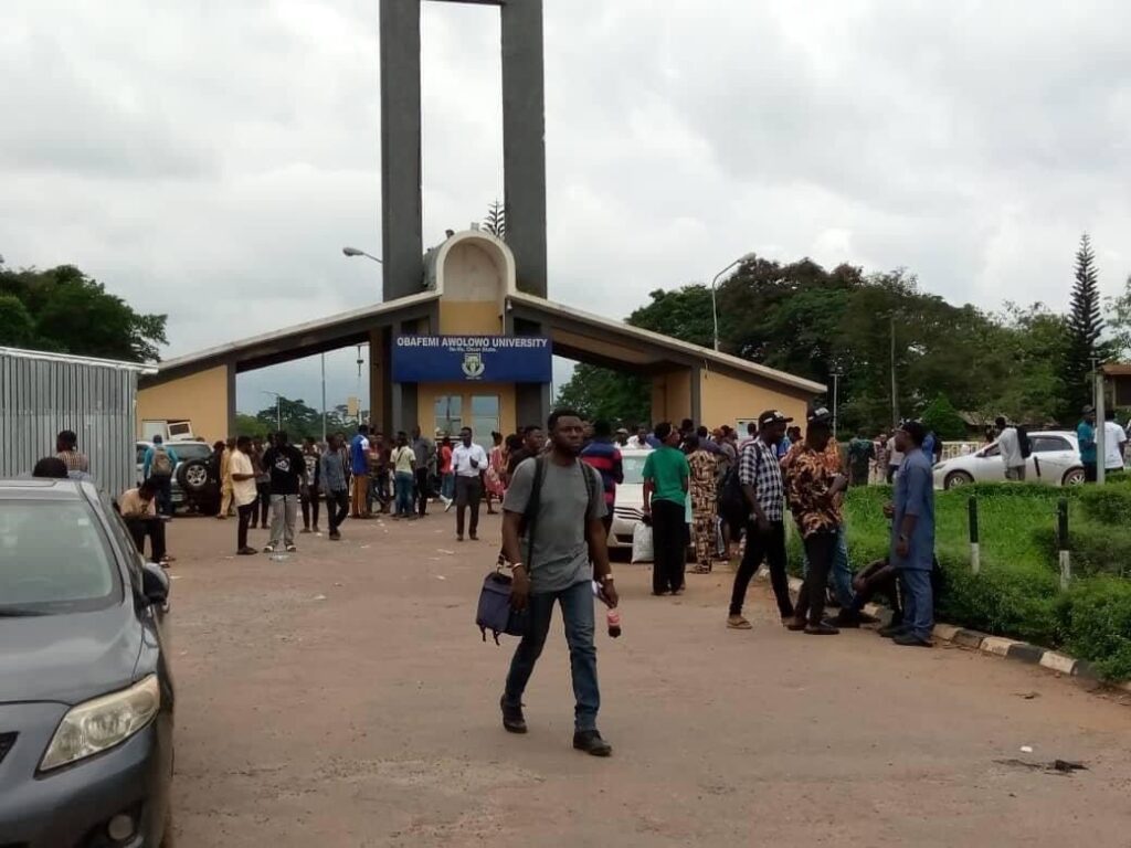 OAU students demand 50% fee reduction, shut down campus gate (Photos) 3 OAU students demand 50% fee reduction, shut down campus gate (Photos)