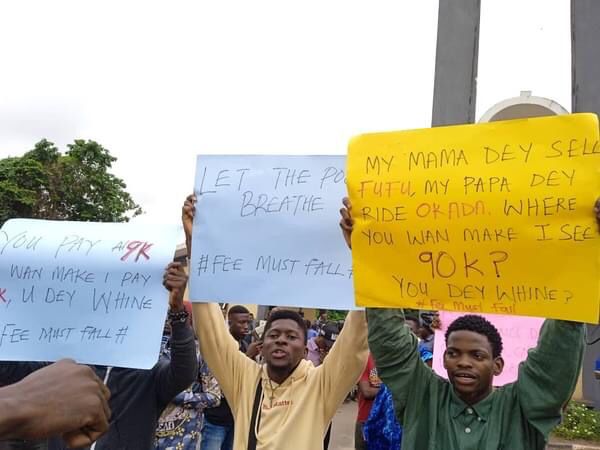 OAU students demand 50% fee reduction, shut down campus gate (Photos) 4 OAU students demand 50% fee reduction, shut down campus gate (Photos)