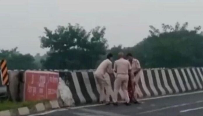 Indian Police officers caught on camera throwing body of acc!dent victim into canal