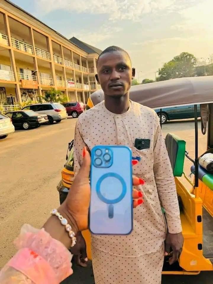 Keke Man Who Returned IPhone 13 Pro Max Forgotten In His Tricycle Receives Only Selfie With The Owner As Reward 2 Keke Man Who Returned IPhone 13 Pro Max Forgotten In His Tricycle Receives Only Selfie With The Owner As Reward