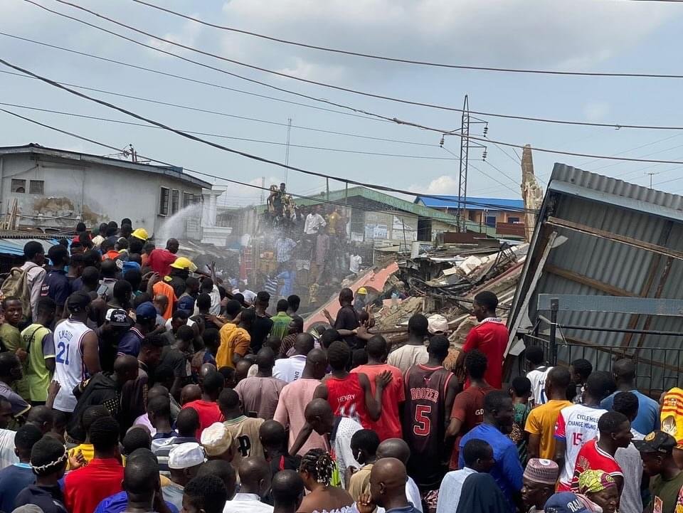 Many feared d£ad as mosque c0llapses during Prayer in Lagos (Photos) 2 Many feared d£ad as mosque c0llapses during Prayer in Lagos (Photos)