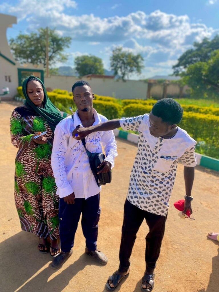 "This wouldn't have been possible if you had chosen a big nyash over our mother" - Graduating poly student pays tribute to his late father as he signs out 3 "This wouldn't have been possible if you had chosen a big nyash over our mother" - Graduating poly student pays tribute to his late father as he signs out