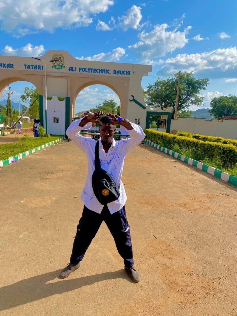"This wouldn't have been possible if you had chosen a big nyash over our mother" - Graduating poly student pays tribute to his late father as he signs out 1 "This wouldn't have been possible if you had chosen a big nyash over our mother" - Graduating poly student pays tribute to his late father as he signs out